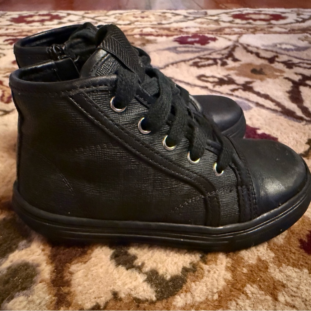 Gucci Black High-Top Sneakers with Lace-Up Closure
